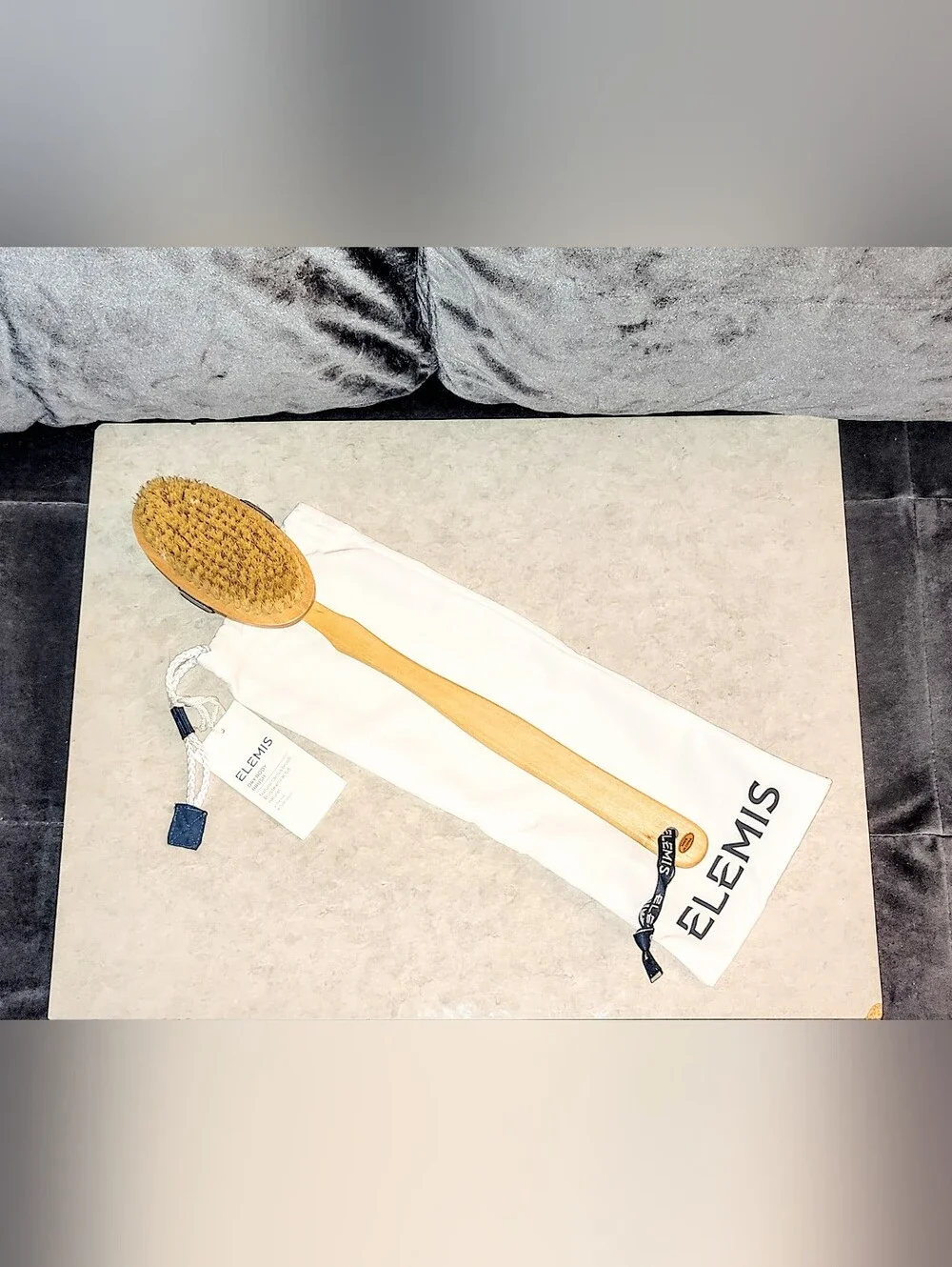 NWT ELEMIS BODY DETOX LONG HANDLE EXFOLIATING DRY BODY BRUSH WITH STORAGE BAG.